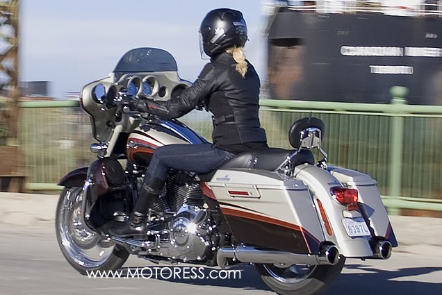 Harley-Davidson CVO Street Glide Ride Review on MOTORESS