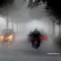 How to Ride Your Motorcycle in Heavy Rain – Five Essential Tips Every Rider Needs To Know - MOTORES