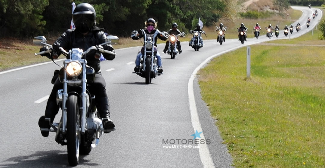 Guide to Motorcycle Group Riding - MOTORESS