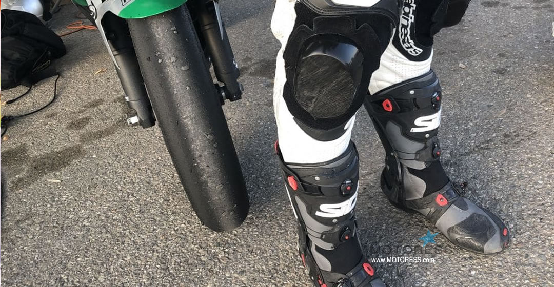 All About Knee Sliders - MOTORESS Vicki Gray